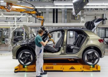 Volkswagen: Εξετάζει κλείσιμο εργοστασίων και μειώσεις μισθών