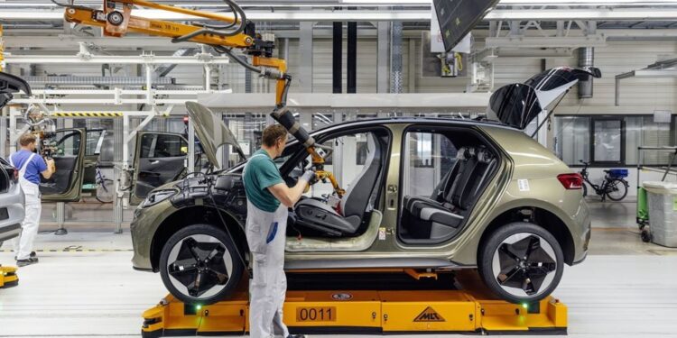 Volkswagen: Εξετάζει κλείσιμο εργοστασίων και μειώσεις μισθών