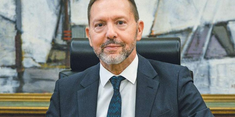 Τράπεζα Ελλάδος: Μείωση καταθέσεων στα νοικοκυριά, αύξηση δανείων στις επιχειρήσεις, όχι όμως και στις ΜμΕ