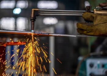 ΙΟΒΕ: Καμπανάκι για τη βιομηχανία από τις γεωπολιτικές αναταράξεις