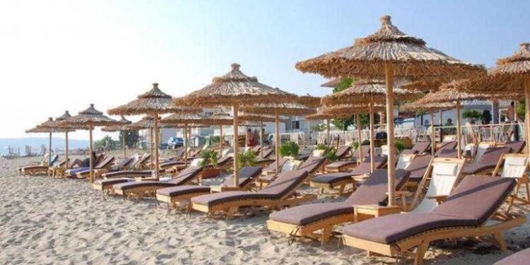 Visa: Οι συναλλαγές με κάρτες από τους τουρίστες στην Ελλάδα συνιστούν το 77% των συνολικών τους δαπανών