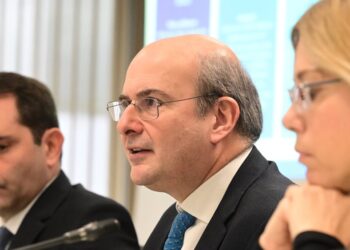 Πόσο μειώνονται οι χρεώσεις των τραπεζών για πληρωμές, εμβάσματα, αναλήψεις από ATM