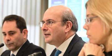 Πόσο μειώνονται οι χρεώσεις των τραπεζών για πληρωμές, εμβάσματα, αναλήψεις από ATM