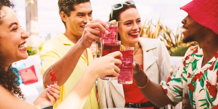 Diageo: Νέα έκθεση Distilled 2025 αποκαλύπτει τις τάσεις κοινωνικοποίησης του 2025!