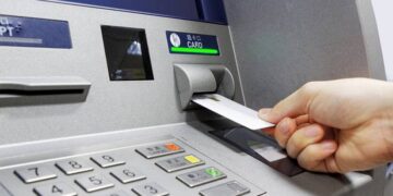 ΥΠΟΙΚ: Από σήμερα μειώνονται ή καταργούνται οι 6 βασικές τραπεζικές προμήθειες για εκατομμύρια πολίτες