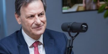 Ο Θόδωρος Σκυλακάκης στη νέα σειρά podcast «Στην πρίζα», powered by ΑΔΜΗΕ
