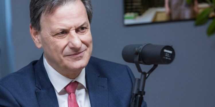 Ο Θόδωρος Σκυλακάκης στη νέα σειρά podcast «Στην πρίζα», powered by ΑΔΜΗΕ