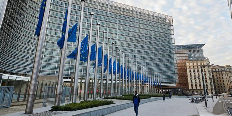 Xωρίς άμεσα μέτρα για τη μείωση του ενεργειακού κόστους οι νέες δράσεις της Κομισιόν