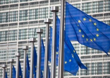 Eπιδοτήσεις, εγγυήσεις ΕΤΕπ για ΡΡΑΑ: Tι προβλέπει το νέο σχέδιο της ΕΕ για τη βιομηχανία