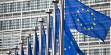 Eπιδοτήσεις, εγγυήσεις ΕΤΕπ για ΡΡΑΑ: Tι προβλέπει το νέο σχέδιο της ΕΕ για τη βιομηχανία