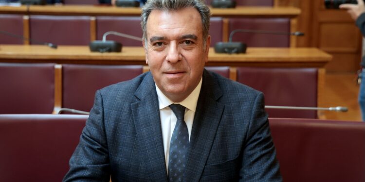 Νέα παρέμβαση του Μάνου Κόνσολα για να διευκολυνθεί η μετάκληση εργαζομένων από τρίτες χώρες