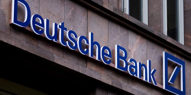 Deutsche Bank: Πώς η “απόλυση” Πάουελ μπορεί να πυροδοτήσει ένα νέο τεράστιο σοκ στις αγορές