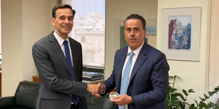 Παπασταύρου: Συνάντηση στο ΥΠΕΝ με τον νέο Επιτετραμμένο της Πρεσβείας των ΗΠΑ στην Αθήνα