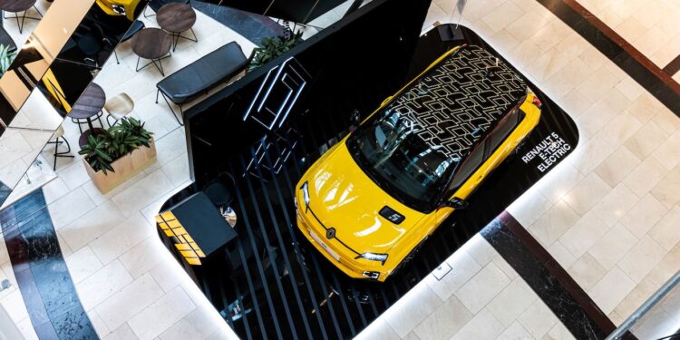 Το RENAULT 5 E-TECH ELECTRIC στο GOLDEN HALL