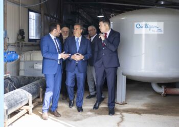 Ξενάγηση στο Ταχυδιυλιστήριο Σχηματαρίου: Σταύρος Μουρελάτος, Γενικός Διευθυντής της The Coca-Cola Hellas, με ευθύνη για Ελλάδα, Κύπρο και Μάλτα, Σταύρος Παπασταύρου, Υπουργός Περιβάλλοντος και Ενέργειας, Svetoslav Atanasov, Γενικός Διευθυντής της Coca-Cola Τρία Έψιλον για Ελλάδα & Κύπρο
