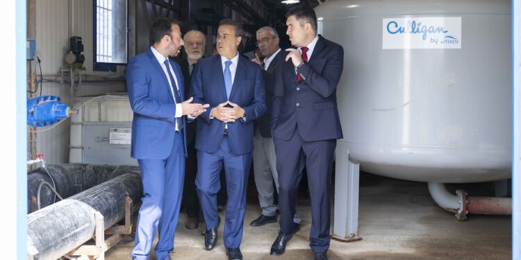 Ξενάγηση στο Ταχυδιυλιστήριο Σχηματαρίου: Σταύρος Μουρελάτος, Γενικός Διευθυντής της The Coca-Cola Hellas, με ευθύνη για Ελλάδα, Κύπρο και Μάλτα, Σταύρος Παπασταύρου, Υπουργός Περιβάλλοντος και Ενέργειας, Svetoslav Atanasov, Γενικός Διευθυντής της Coca-Cola Τρία Έψιλον για Ελλάδα & Κύπρο