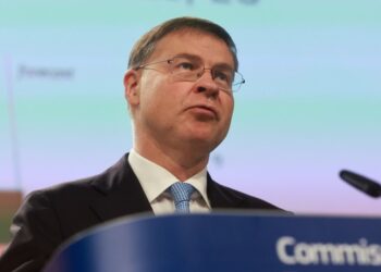 Κομισιόν για Ελλάδα: Οριακή αναθεώρηση προς τα κάτω στην ανάπτυξη