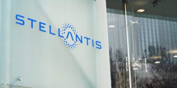 Stellantis: Επιβαρύνσεις 22,2 δισ. ευρώ – Βουτιά 14% για τη μετοχή