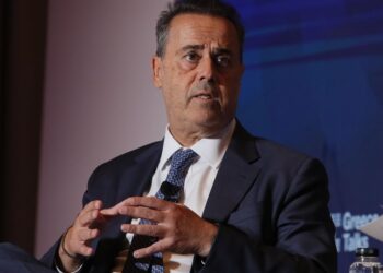 Έκτακτη σύσκεψη στο ΥΠΕΝ με ΡΑΑΕΥ, MOTOR OIL και HelleniQ Energy