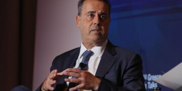 Έκτακτη σύσκεψη στο ΥΠΕΝ με ΡΑΑΕΥ, MOTOR OIL και HelleniQ Energy
