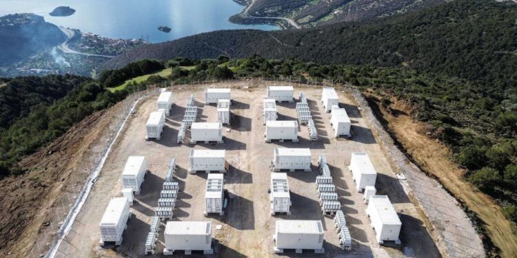 MORE: Σε λειτουργία εισέρχονται τρία από τα πρώτα έργα αποθήκευσης ηλεκτρικής ενέργειας στην Ελλάδα